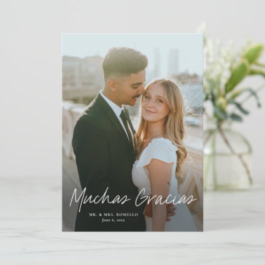 Modern Script Muchas Gracias Fotobruiloft Bedankkaart (Staand voorkant)