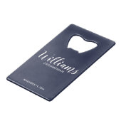 Modern Script Navy Blue Personalized Groomsmen Creditkaart Flessenopener (Voorkant Gekanteld)