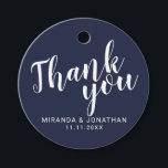 Modern Script Navy Blue Wedding Bedankt Bedankjes Labels<br><div class="desc">Modern Script Navy Blue Wedding Thank You Favor Tags functie titel in wit modern script lettertype met naam en datum in modern sans serif lettertype op navy blauwe achtergrond.</div>