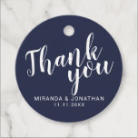 Modern Script Navy Blue Wedding Bedankt Bedankjes Labels<br><div class="desc">Modern Script Navy Blue Wedding Thank You Favor Tags functie titel in wit modern script lettertype met naam en datum in modern sans serif lettertype op navy blauwe achtergrond.</div>