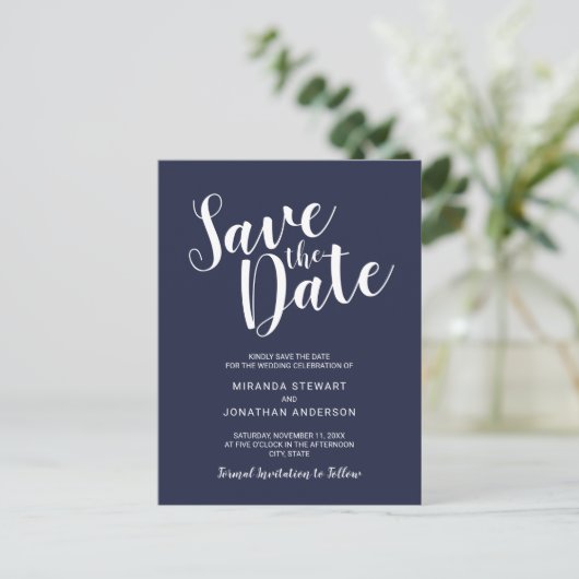 Modern Script Navy Blue Wedding Save the Date Aankondigingskaart (Staand voorkant)