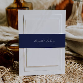 Modern Script Navy Blue Wedding Uitnodigingen Wikkel