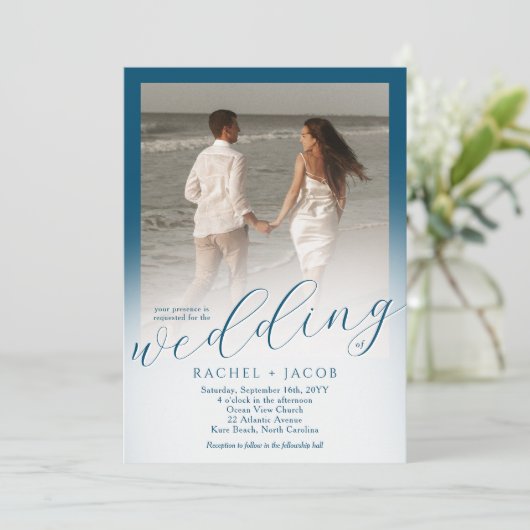 Modern Script Ocean Blue Ombre Foto Bruiloft Kaart (Staand voorkant)