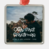 Modern script Onze eerste kersttrouwfoto Metalen Ornament (Voorkant)