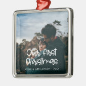 Modern script Onze eerste kersttrouwfoto Metalen Ornament (Links)