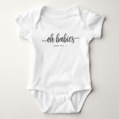 Modern script op baby's multiples romper (Voorkant)