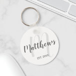 Modern script - op maat gemaakt monogram & naam va sleutelhanger<br><div class="desc">Gepersonaliseerde Monogram- en Familienaam Gift met familienaam in grijze moderne scriptlettertypestijl en monogram in lichte grijze moderne scriptlettertypestijl als achtergrond met een vastgesteld jaar in grijze sans serif tekenstijl op witte achtergrond. Ideaal als cadeau voor nieuwigheden,  vakantiecadeau voor familie,  gezinshereniging en cadeau voor speciale gelegenheden.</div>