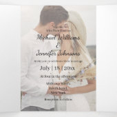 Modern script paarse bloemenfoto bruiloft stijlvol drieluik uitnodiging (Binnenkant midden)