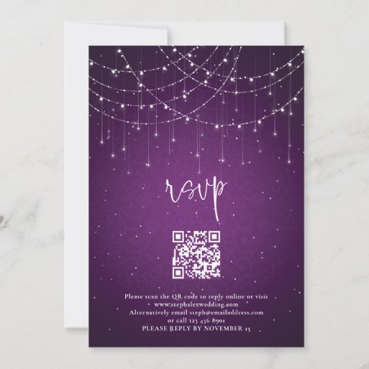 Modern Script Paarse String Lights QR Code Bruilof Kaart (Achterkant)