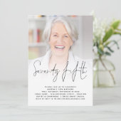Modern Script Photo 75th Birthday Party Invitation Kaart (Staand voorkant)