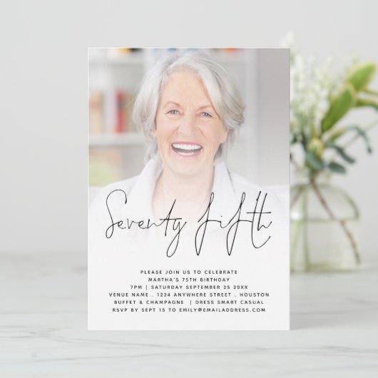 Modern Script Photo 75th Birthday Party Invitation Kaart (Staand voorkant)