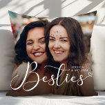 Modern Script Photo Besties Gift Kussen<br><div class="desc">Het Modern Script Photo Besties Gift Sierkussen is een chique en gepersonaliseerde woonaccessoire, dat de onbreekbare band tussen beste vrienden viert. Met elegante moderne scripttekst en een aanpasbare fotoruimte, kunt u met dit kussen een favoriet geheugen laten zien met uw bestie. Gemaakt van zachte, hoogwaardige stof, het is perfect voor...</div>