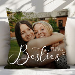 Modern Script Photo Besties Gift Kussen<br><div class="desc">Het Modern Script Photo Besties Gift Sierkussen is een chique en gepersonaliseerde woonaccessoire, dat de onbreekbare band tussen beste vrienden viert. Met elegante moderne scripttekst en een aanpasbare fotoruimte, kunt u met dit kussen een favoriet geheugen laten zien met uw bestie. Gemaakt van zachte, hoogwaardige stof, het is perfect voor...</div>