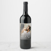 Modern Script Photo Black & White Wedding Wijn Etiket (Voorkant)