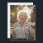 Modern Script Photo Minimal 70th Birthday Kaart<br><div class="desc">Modern Script Photo Minimal 70th Birthday Invitation. Markeer een speciale mijlpaal met dit moderne script 70e verjaardag uitnodiging met een volledige foto achtergrond en handgeschreven typografie. Het minimalistische ontwerp creëer heeft een chique en tijdloze uitstraling, waardoor het de perfecte keuze is voor een elegant volwassen feest. Personaliseer eenvoudig met uw...</div>