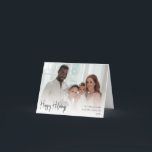 Modern script Prettige feestdagen volledige foto i<br><div class="desc">Dit moderne script prettige feestdagen gevouwen volledige fotovakantiekaart is ideaal voor uw minimalistische shabby chic boho zwarte en witte vakantie groet. De minimale witte handgeschreven kalligrafie is delicaat en robuust, terwijl het klasje en elegant blijft. Het ontwerp weerspiegelt een eenvoudige, volledig witte winterdag en roept herinneringen op aan een meer...</div>