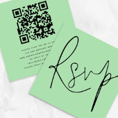 Modern Script QR Code Celadon Green bruiloft RSVP Informatiekaartje