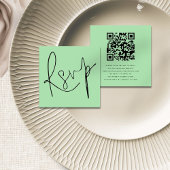 Modern Script QR Code Celadon Green bruiloft RSVP Informatiekaartje