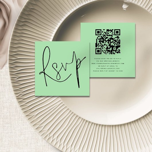 Modern Script QR Code Celadon Green bruiloft RSVP Informatiekaartje