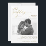 Modern Script Romantic Photo Gold Wedding Kaart<br><div class="desc">Deze moderne uitnodiging van de fotobruiloft kenmerkt uw foto in zwart-wit in paren met een elegant gouden romantisch manuscript. Het is perfect elegant,  eenvoudig en minimalistisch.</div>