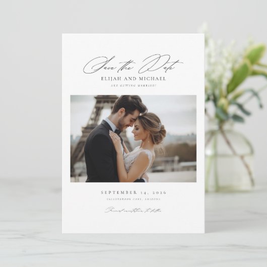 Modern Script Romantische trouwfoto Sla de datum o Kaart (Staand voorkant)