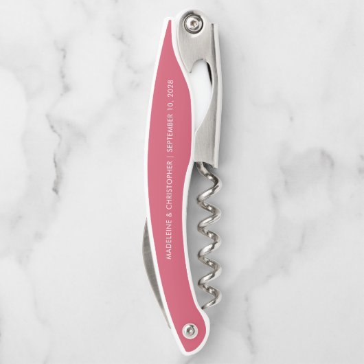 Modern Script Roze Custom Gast Naam Bruiloft Kurkentrekker (Achterkant)