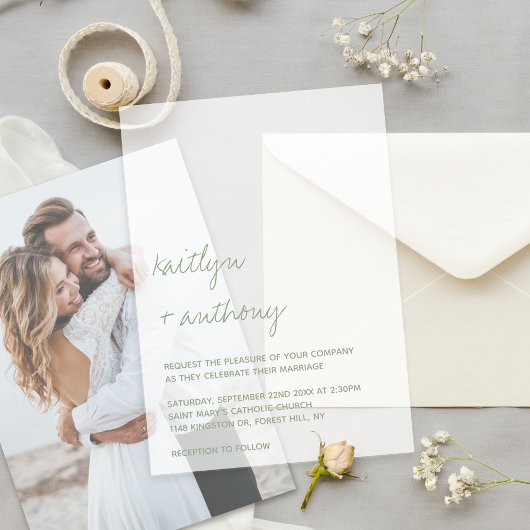 Modern Script Sage Green Minimalistic Wedding Vellum Uitnodigingen