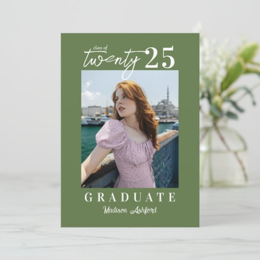 Modern Script Sage Green Photo Graduation Party Kaart (Staand voorkant)