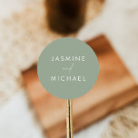 Modern Script Sage Green Wedding Envelope Seals Ronde Sticker<br><div class="desc">Sluit je trouwenveloppen af met deze eenvoudige en stijlvolle envelopzegels! Het ontwerp toont je namen in moderne witte letters aangevuld met een handgeschreven script met een wijze groene achtergrond. Deze chique salie groene trouwstickers zijn perfect voor het afdichten van enveloppen,  het toevoegen aan huwelijksgunsten,  en meer!</div>