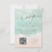 Modern Script Sand Hearts QR Code Beach Wedding RSVP Kaartje (Voorkant)