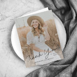 Modern Script Simple Photo Afstuderen Bedankkaart<br><div class="desc">Dit moderne,  elegante,  stijlvolle foto-afstuderen is te danken aan de kaart met een zwart script dat u kunt gebruiken voor kunst en aanpasbare naam,  jaar en foto aan de voorzijde. Het interieur heeft een persoonlijk bericht dat kan worden verwijderd als je je dankbetuigingen liever met de hand schrijft.</div>