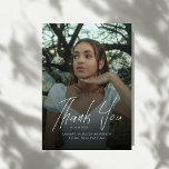 Modern Script Simple Photo High School Graduation Bedankkaart<br><div class="desc">Share your heartfelt appreciation with this Modern Script Simple Photo High School Graduation Thank You Card. Designed with elegant flowing script and clean modern typography, this minimalist graduation thank you card beautifully highlights your favorite senior photo while expressing gratitude to friends and family. Perfect for Class of 2026 graduates, this...</div>