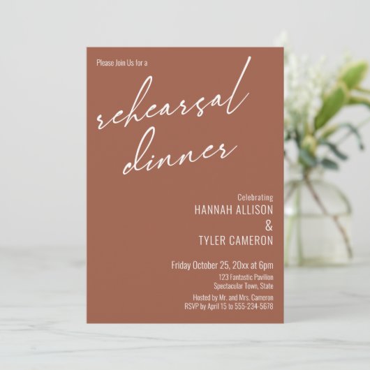 Modern Script Simple Rehearsal Dinner Terracotta Kaart (Staand voorkant)