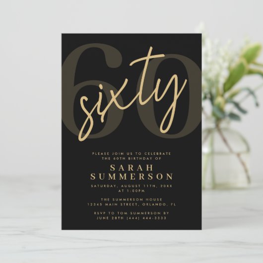 Modern Script Sixty Black Gold 60th Birthday Party Kaart (Staand voorkant)