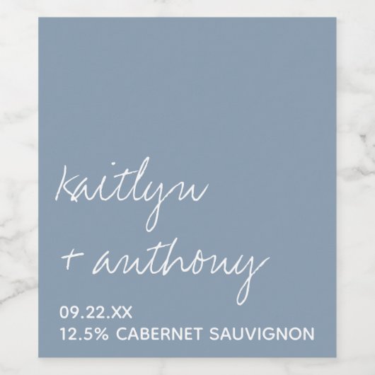 Modern Script Stofblauw Minimalistische Trouw Wijn Etiket (Enkel label)