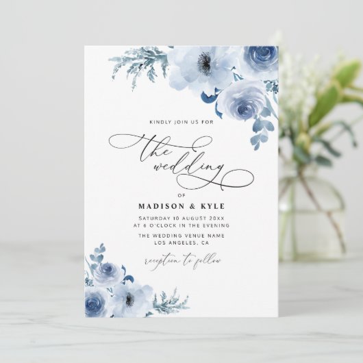 Modern script stoffige blauwe bloemen bruiloft uit kaart (Staand voorkant)