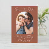 Modern Script Terracotta Photo Monogram  Save The Date (Staand voorkant)