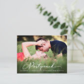 Modern script uitgestelde bruiloft aankondiging briefkaart (Staand voorkant)