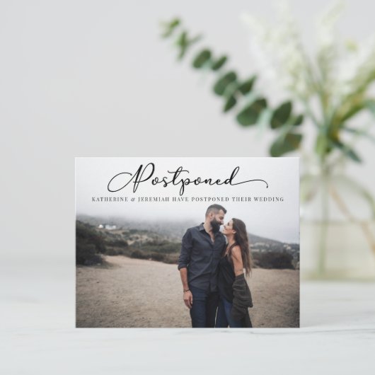 Modern Script Uitgestelde bruiloft Wijzig de datum Briefkaart (Staand voorkant)