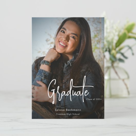 Modern script verduisterde foto afstudeerfeest kaart (Staand voorkant)