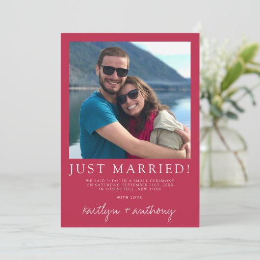 Modern Script Viva Magenta minimalistisch huwelijk Aankondiging (Staand voorkant)