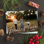 Modern Script Vrede Hart Liefde Kerstmis Een foto Feestdagenkaart<br><div class="desc">Deze speciale feestelijke fotokaart is voorzien van een volledige horizontale foto met de groet "Peace Love". Dit ontwerp past één horizontale foto aan. ALLE kleuren zijn volledig aanpasbaar, met inbegrip van de groet en het hart - klik enkel op "geef het gebruiken van ontwerphulpmiddel"in het verpersoonlijkingsdrop-down menu uit! U kunt...</div>