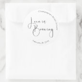 Modern Script Vrijgezellenfeest Love is Brewing Ronde Sticker (Tas)