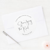 Modern Script-Vrijgezellenfeest Ze is de knoop aan Ronde Sticker (Envelop)