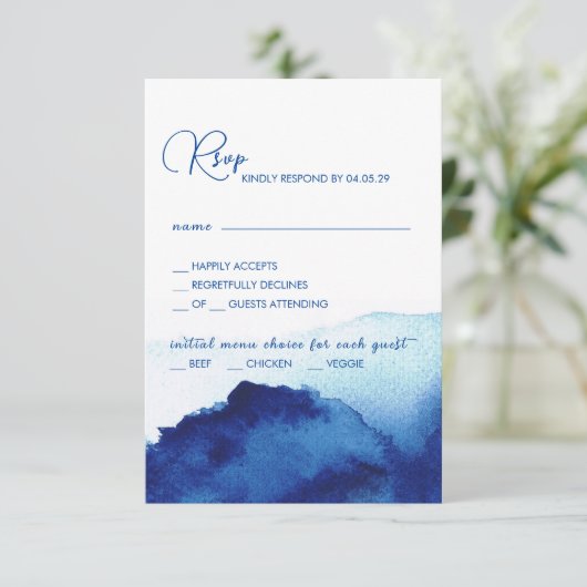 Modern Script Waterverf Indigo Blue Wedding RSVP Kaartje (Staand voorkant)