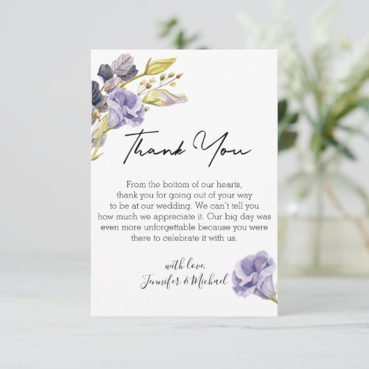 Modern script waterverf paarse bloemenbruiloft bedankkaart (Staand voorkant)