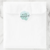 Modern Script Waterverf Verloving Ronde Sticker (Tas)
