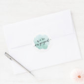 Modern Script Waterverf Verloving Ronde Sticker (Envelop)