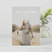 Modern script 'We verwachten' zwangerschapsfoto Aankondiging (Staand voorkant)