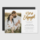 Modern Script We zijn verloofd Foto Verloving Fees Magnetische Uitnodiging (Voorkant / Achterkant)